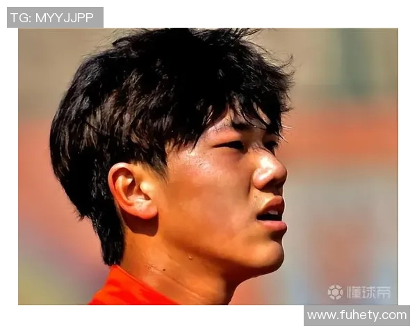 足球明星在绿茵场上挥洒汗水的精彩瞬间与技艺展示